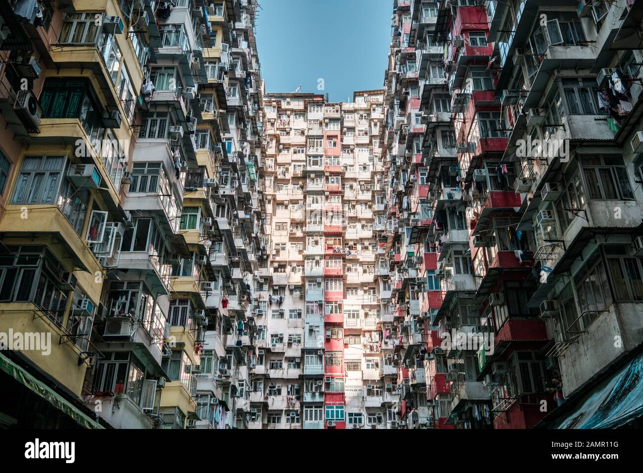 Facciata colorata dell'edificio a Hong Kong, Quarry Bay (noto anche come Monster Building), Foto Stock