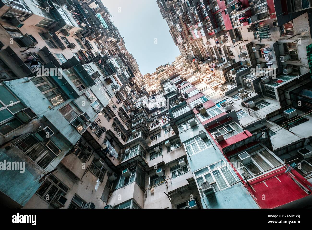 Facciata colorata dell'edificio a Hong Kong, Quarry Bay (noto anche come Monster Building), Foto Stock
