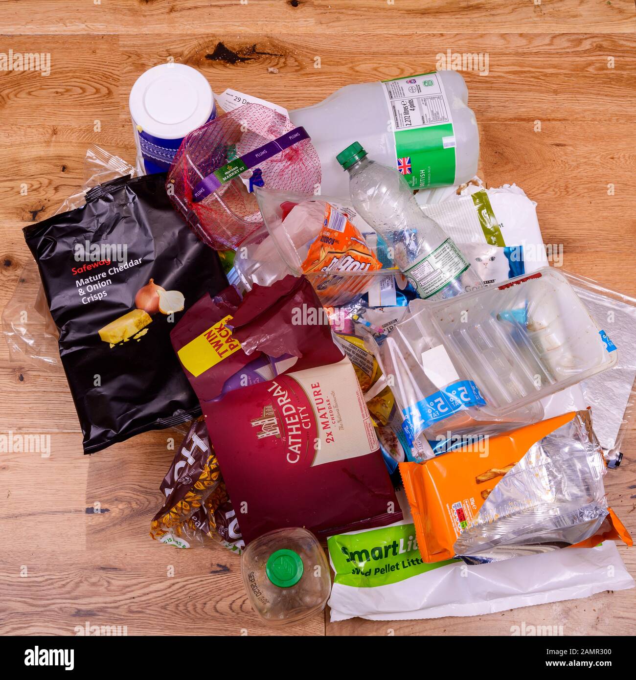 Uso singola in plastica, rifiuti domestici, ambiente Foto Stock