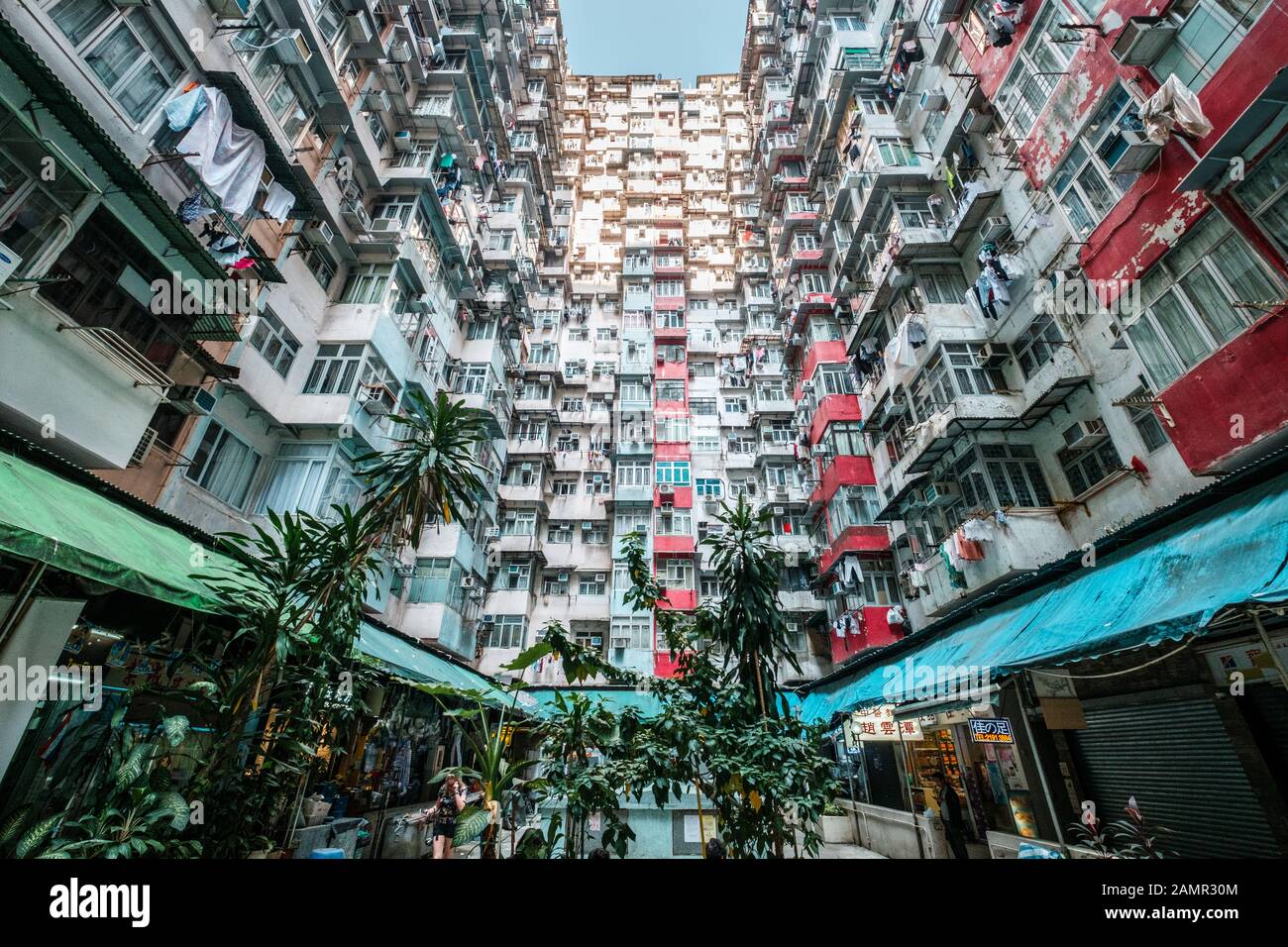 Hong Kong, Cina - Novembre 2019: Cortile e facciata colorata dell'edificio a Hong Kong, Quarry Bay (a.k.a. Monster Building), Foto Stock