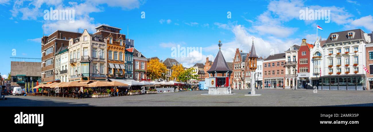 Vista panoramica del Markt (Piazza del mercato) in una giornata di sole. La Piazza del mercato fa parte del centro storico della città. 'S-Hertogenbosch, Paesi Bassi Foto Stock