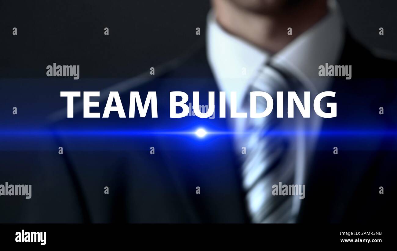 Team building, uomo d'affari davanti a schermo, gestione delle risorse umane Foto Stock