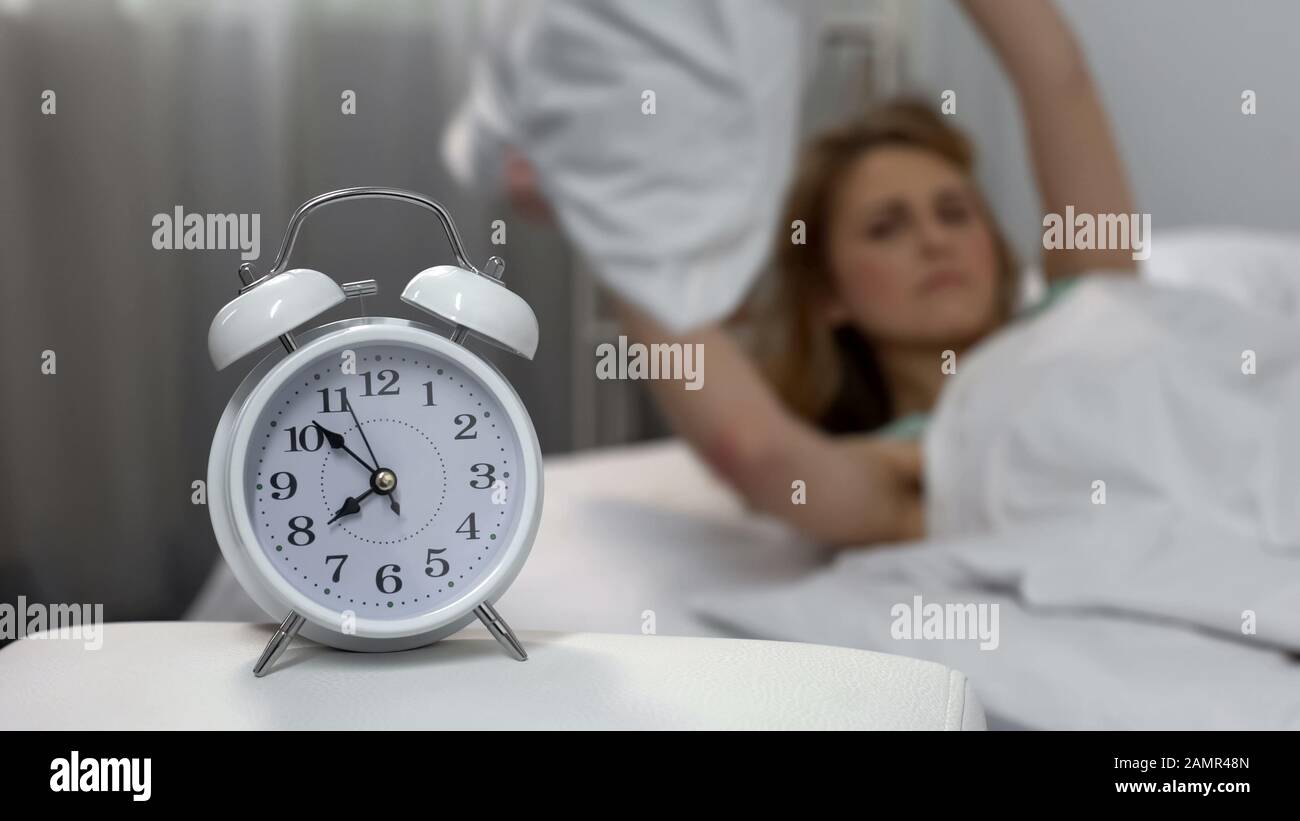 Infastidito con la signora di sveglia che lancia il cuscino, privazione di sonno, sforzo di mattina Foto Stock