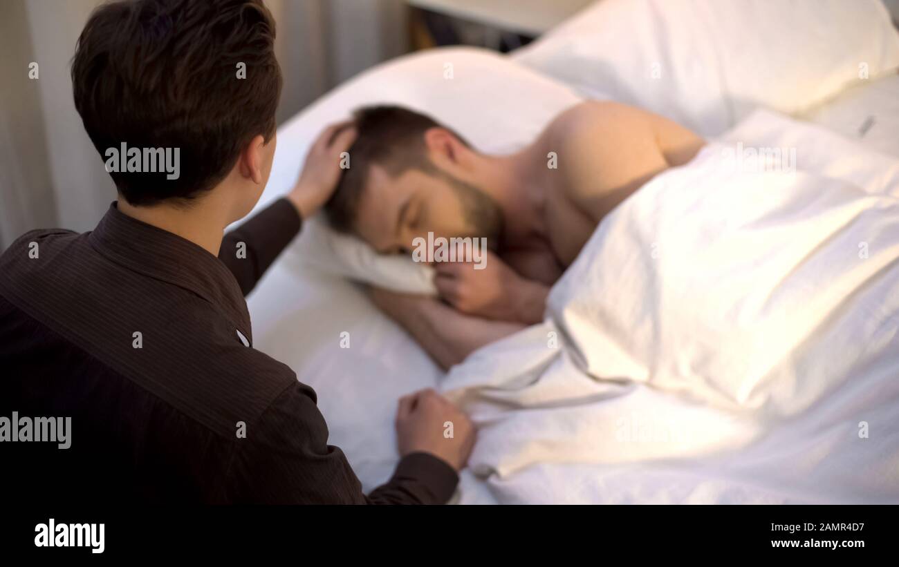 Uomo che stroking ragazzo dormiente con tenerezza, rapporto di coppia  omosessuale Foto stock - Alamy