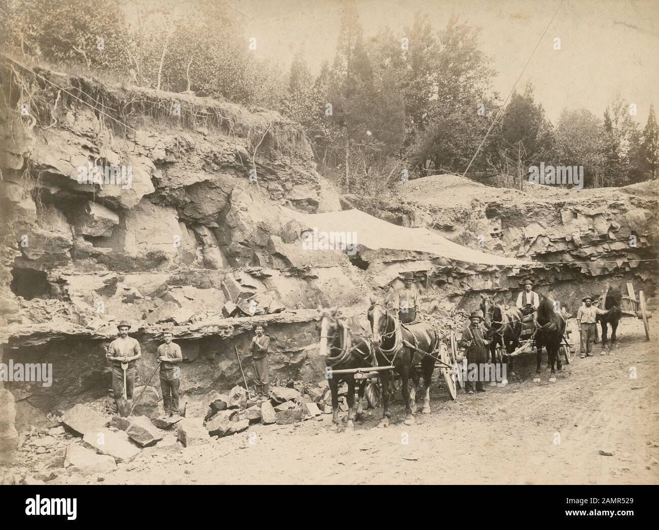 Antica fotografia del 1890, "una vecchia miniera di rame ha lavorato più di un hunderd anni fa ora era usata per ottenere la pietra da costruzione." luogo sconosciuto, probabilmente Pennsylvania, New Jersey, o New York. FONTE: FOTOGRAFIA ORIGINALE Foto Stock