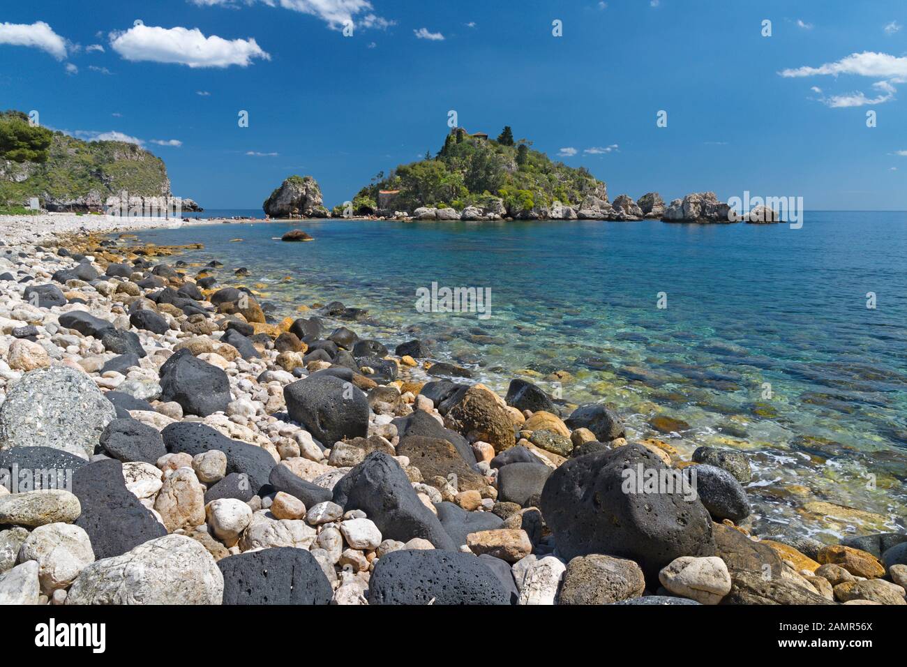 Taormina - La bellissima isola piccola Isola Bella e la spiaggia con le pietre pomice. Foto Stock