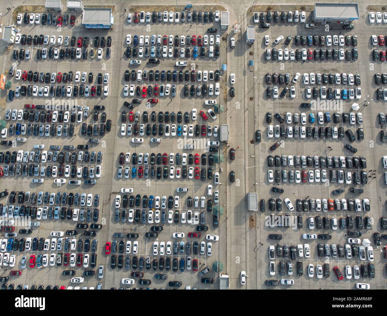 Svuotare parcheggi, vista aerea. Un sacco di auto Foto Stock