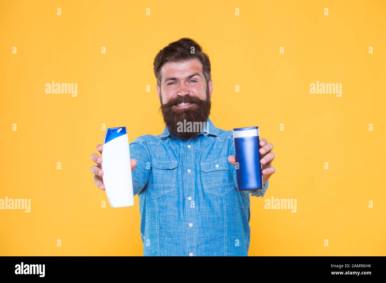 Essenziale per una buona igiene. Bottigliette per gel e shampoo hippster. Uomo con bearded con prodotti di igiene. Cosmetici e articoli da toeletta. Abitudini di igiene personale. Igiene e salute. Foto Stock