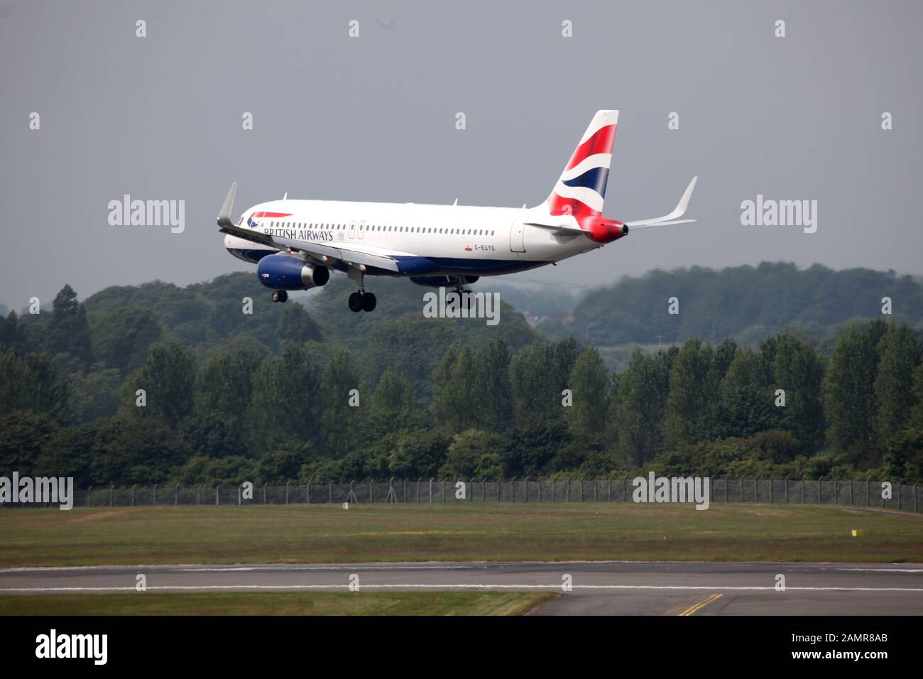 British Airways Airbus A320-232 G-EUYO poco prima di scendere sulla pista all'aeroporto di Edimburgo Foto Stock