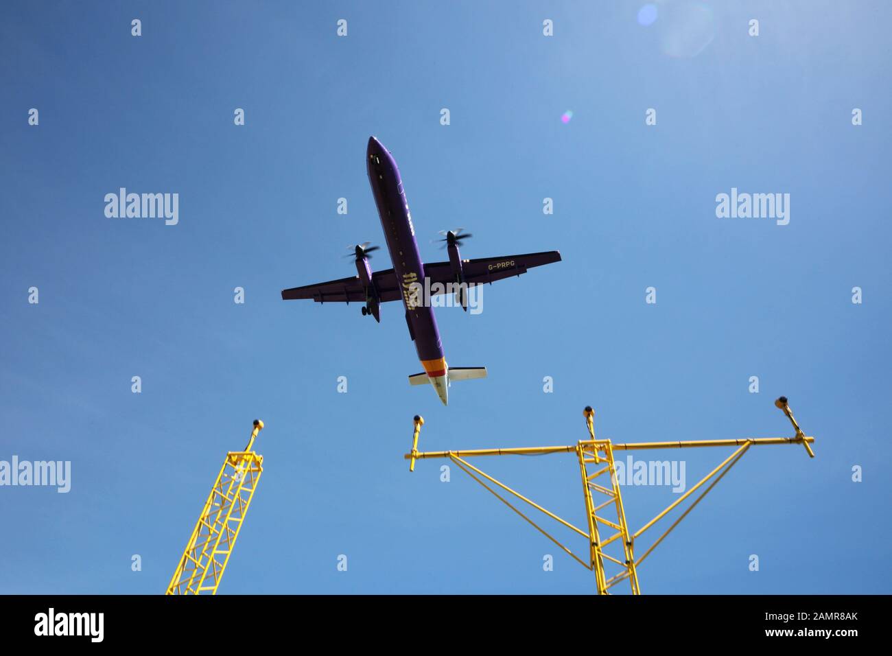Un aereo flybe si collega all'aeroporto di edimburgo Foto Stock Un aereo flybe si collega all'aeroporto di edimburgo Foto Stock