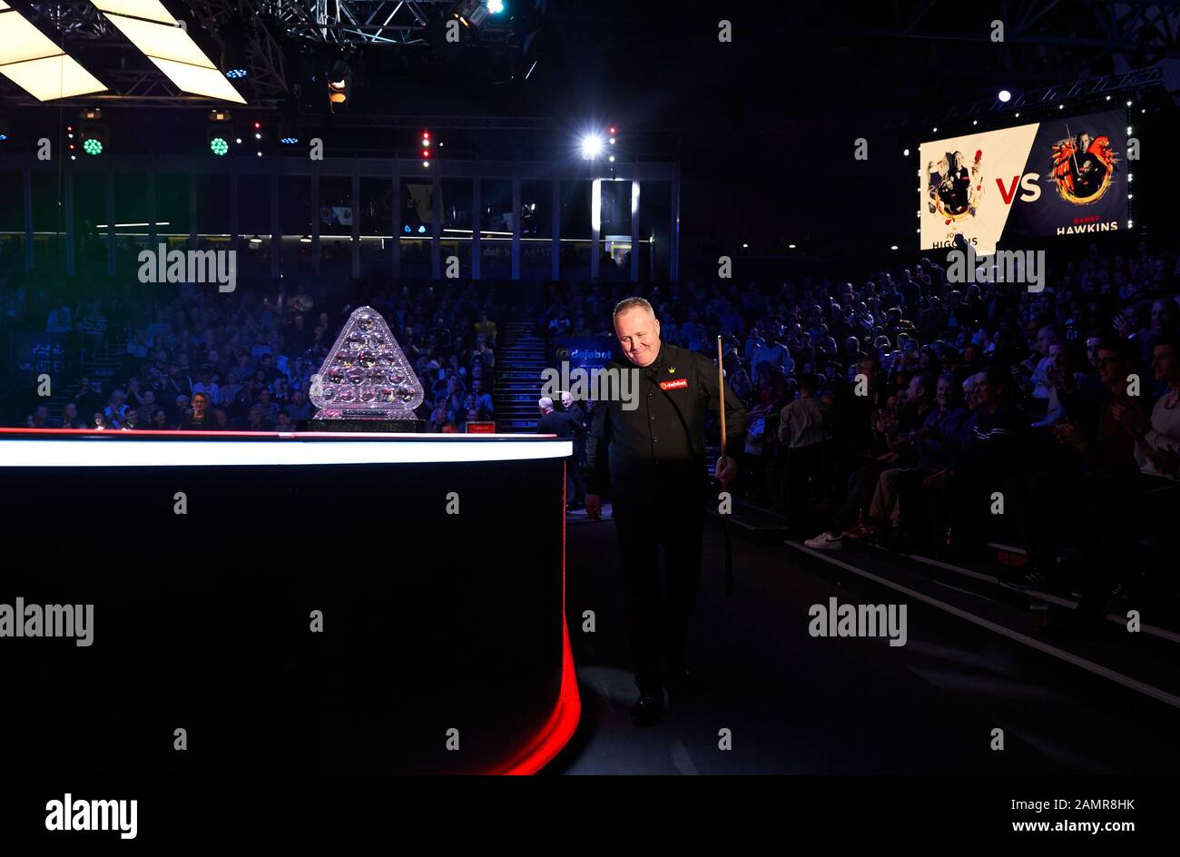 John Higgins esce prima dell'inizio della sua partita contro Barry Hawkins durante il terzo giorno del Dafabet Masters 2020 all'Alexandra Palace di Londra. Foto Stock