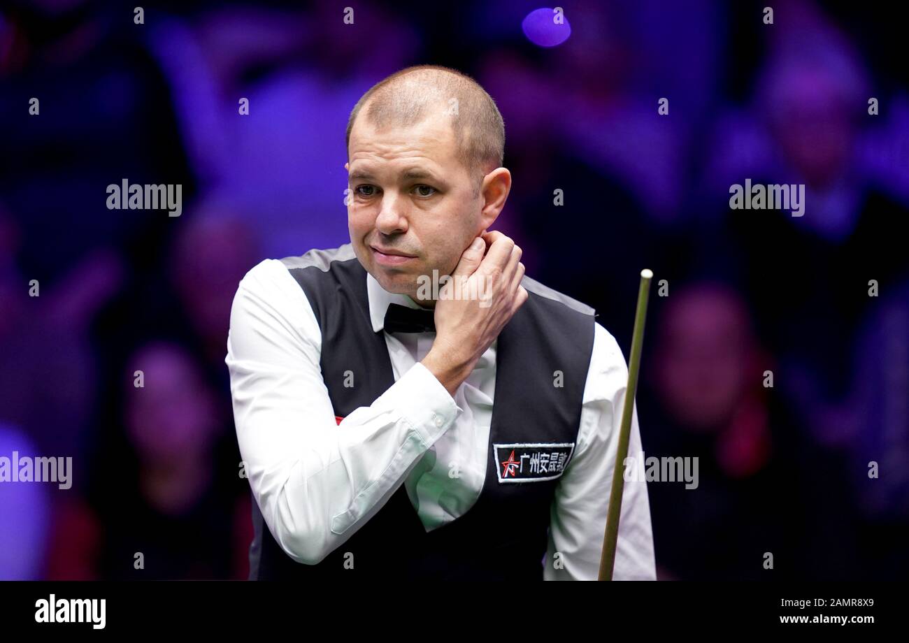 Barry Hawkins durante la sua partita contro John Higgins durante il terzo giorno dei Maestri Dafabet 2020 all'Alexandra Palace di Londra. Foto Stock