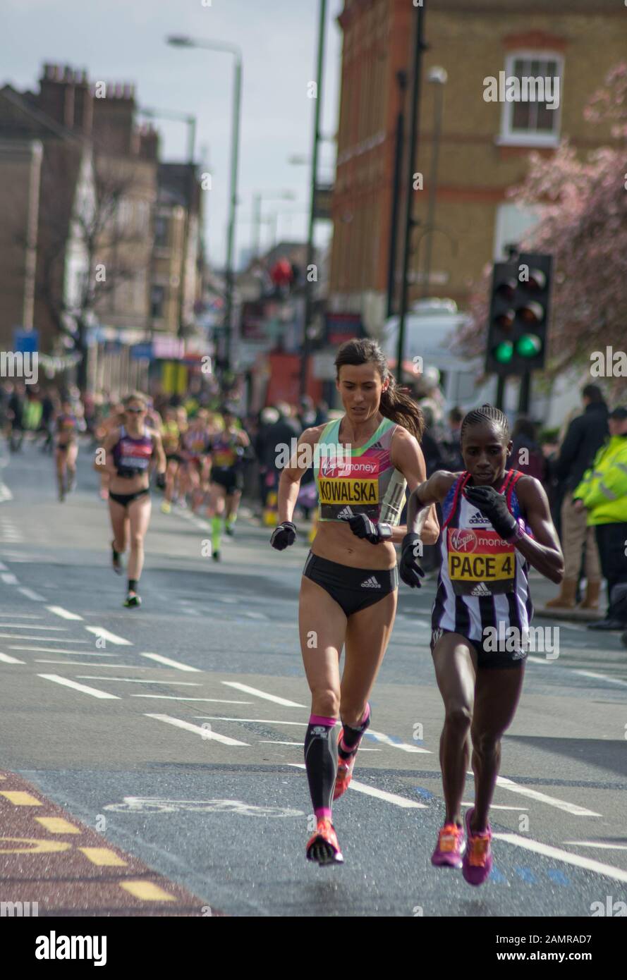 Atleta professionista e il ritmo setter in esecuzione nella maratona di Londra 2016 a Londra, Inghilterra Foto Stock