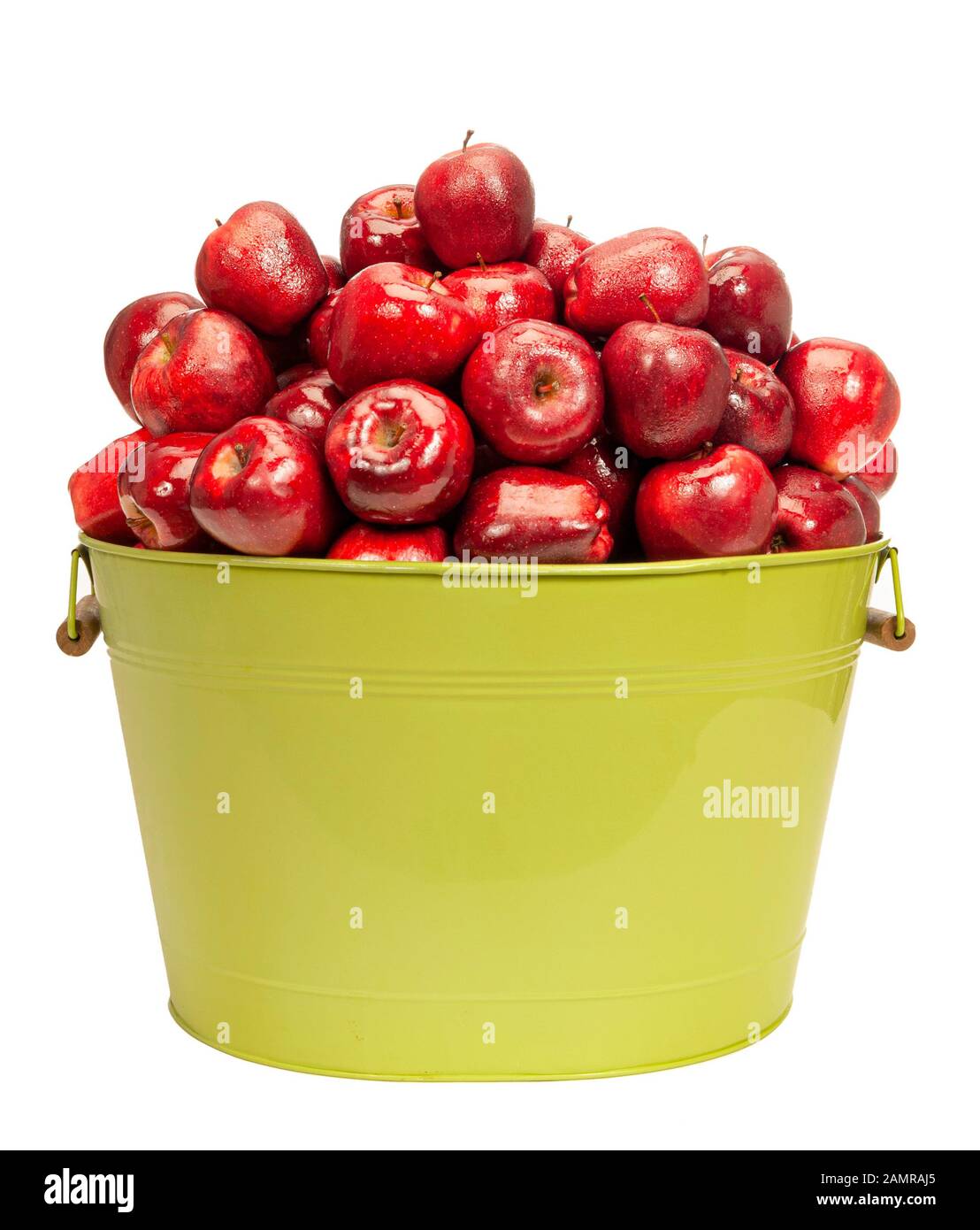 Colpo verticale di una vasca di metallo verde riempita di mele rosso lucido deliziose. Foto Stock