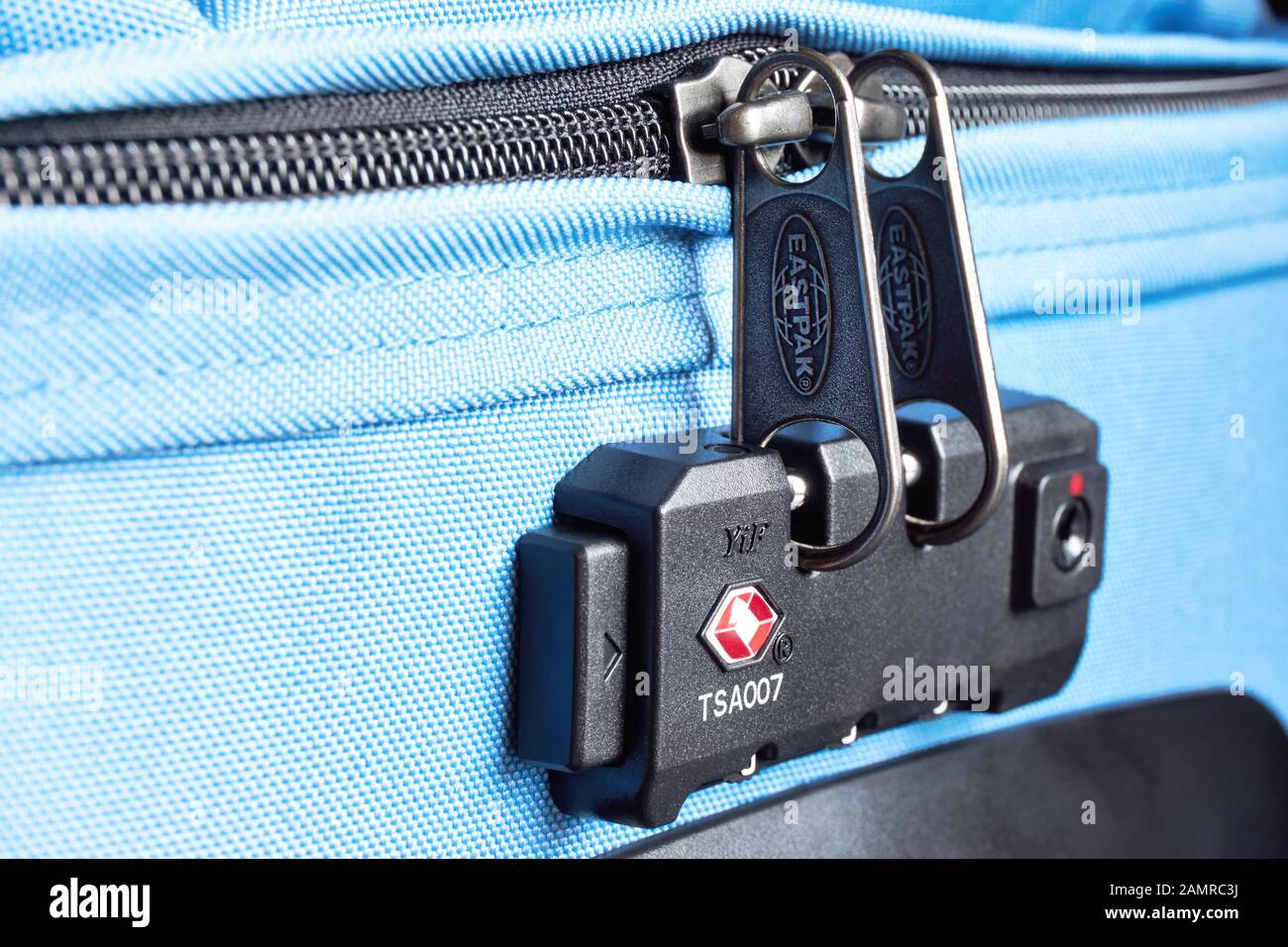 Blocco accettato da TSA su una valigia con carrello Eastpak con logo Travel  Sentry rosso. Travel Sentry sviluppa e blocca i sistemi utilizzati per la  sicurezza dei viaggi Foto stock - Alamy