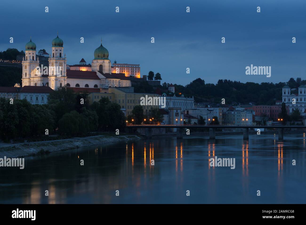 Sicht auf die Passauer Altstadt im Abendgrauen Foto Stock