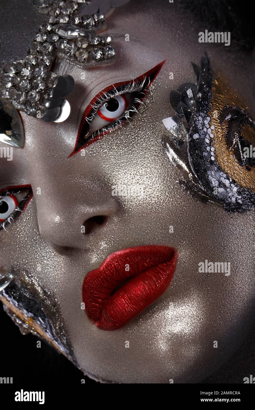 Ritratto di una ragazza con arte creativa per il make-up. Immagine inusuale. Foto Stock