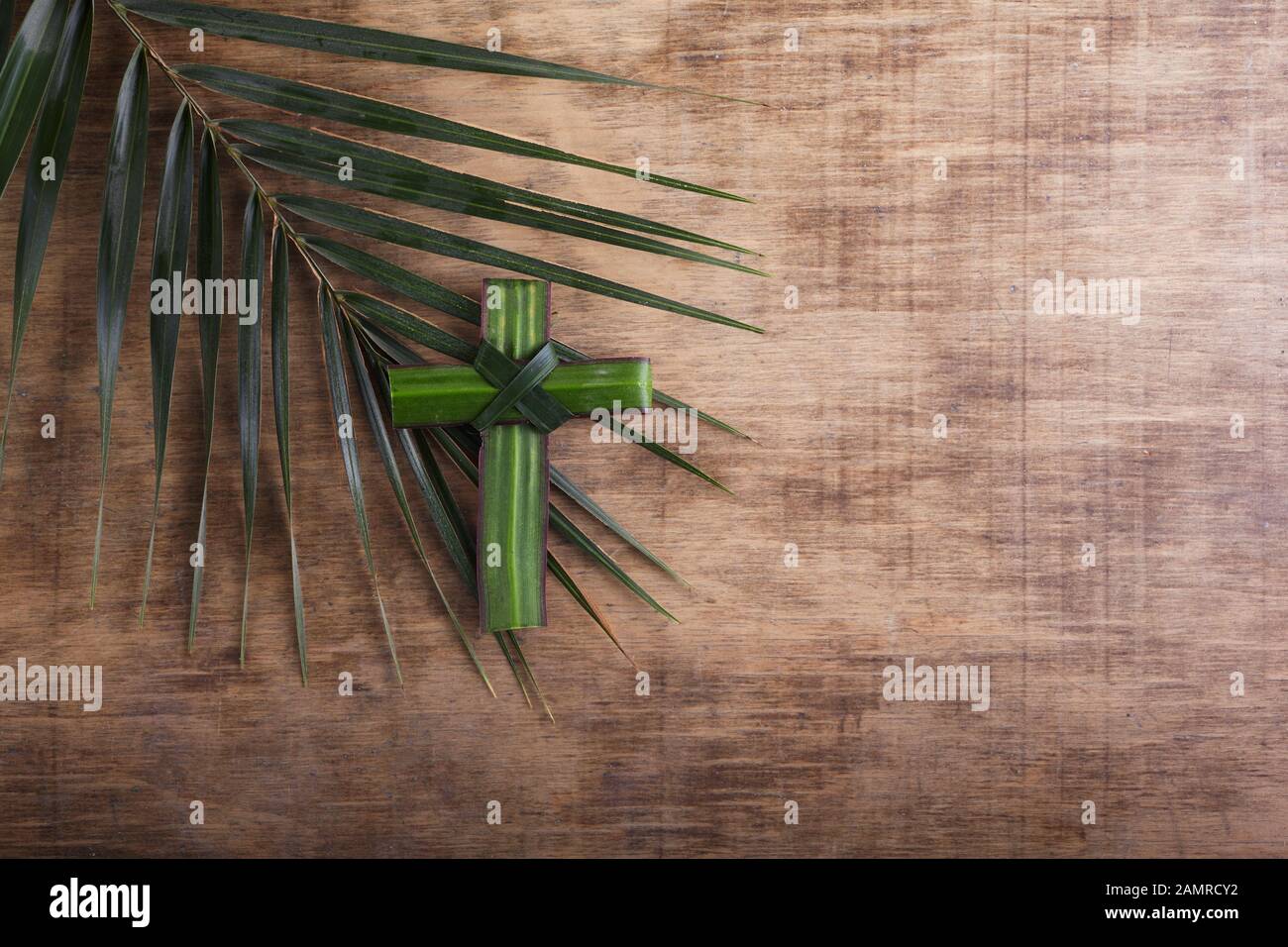 Concetto di domenica delle Palme: Forma a croce di ramo di palma su un  antico sfondo di legno Foto stock - Alamy