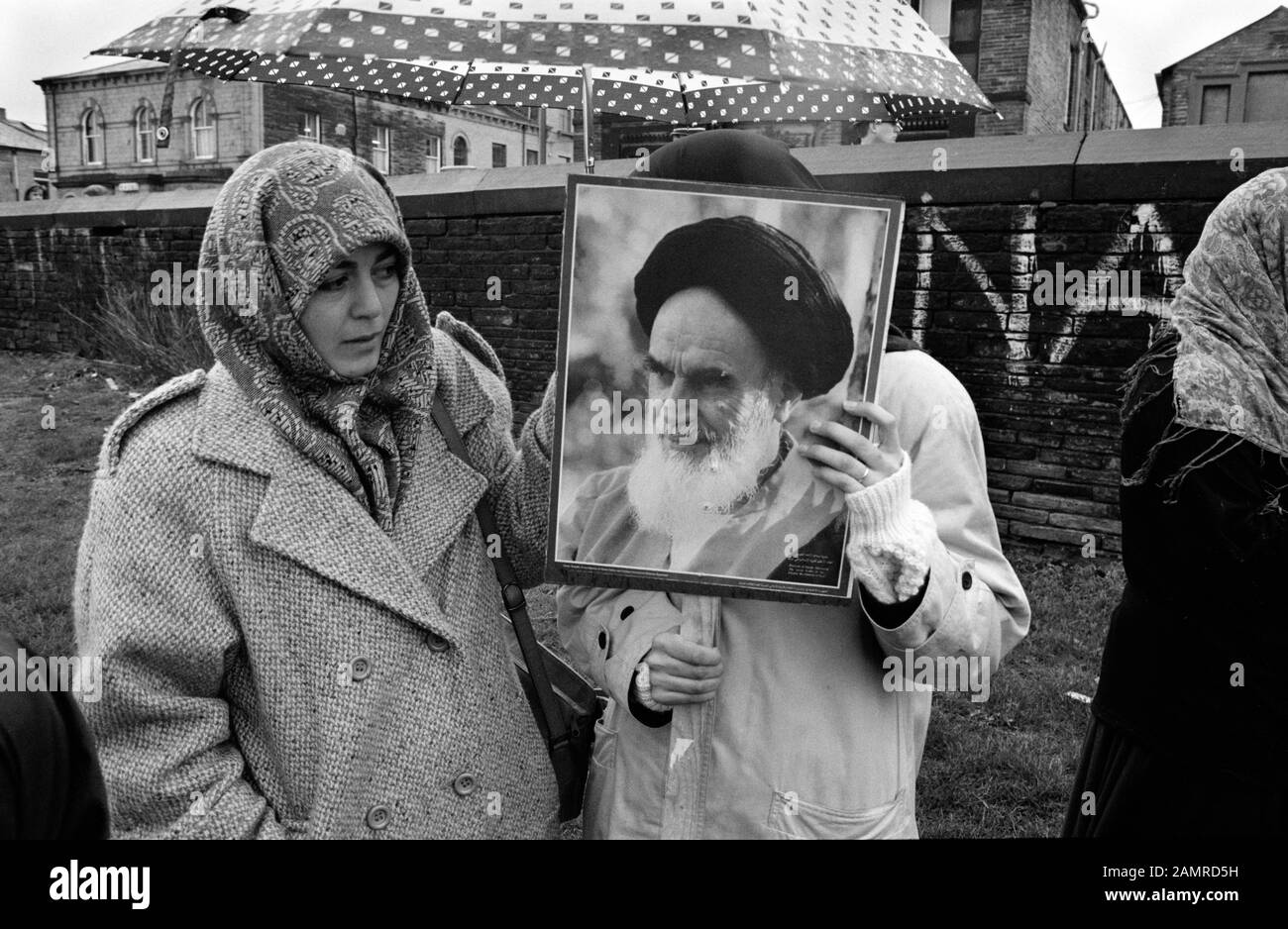 I Manifestanti Di Salman Rushdie Sono Immagini Del Leader Iraniano Ayatollah Khomeini (11 Febbraio 1979 – 3 Giugno 1989), Anti Rushdie Rally, Bradford Gb 1990. Foto Stock