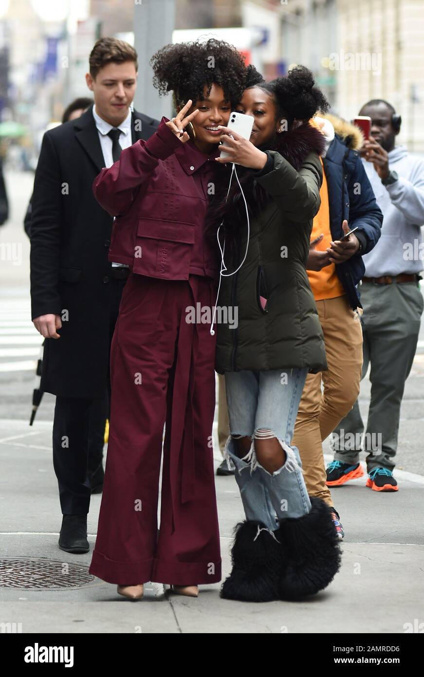 New York, NY, Stati Uniti. 14th Gen 2020. Yara Shahidi fuori e circa per la serie di costruzione di Yahoo Candids Celebrity - MAR, Yahoo Build Studios, New York, NY 14 gennaio 2020. Credit: Kristin Callahan/Everett Collection/Alamy Live News Foto Stock