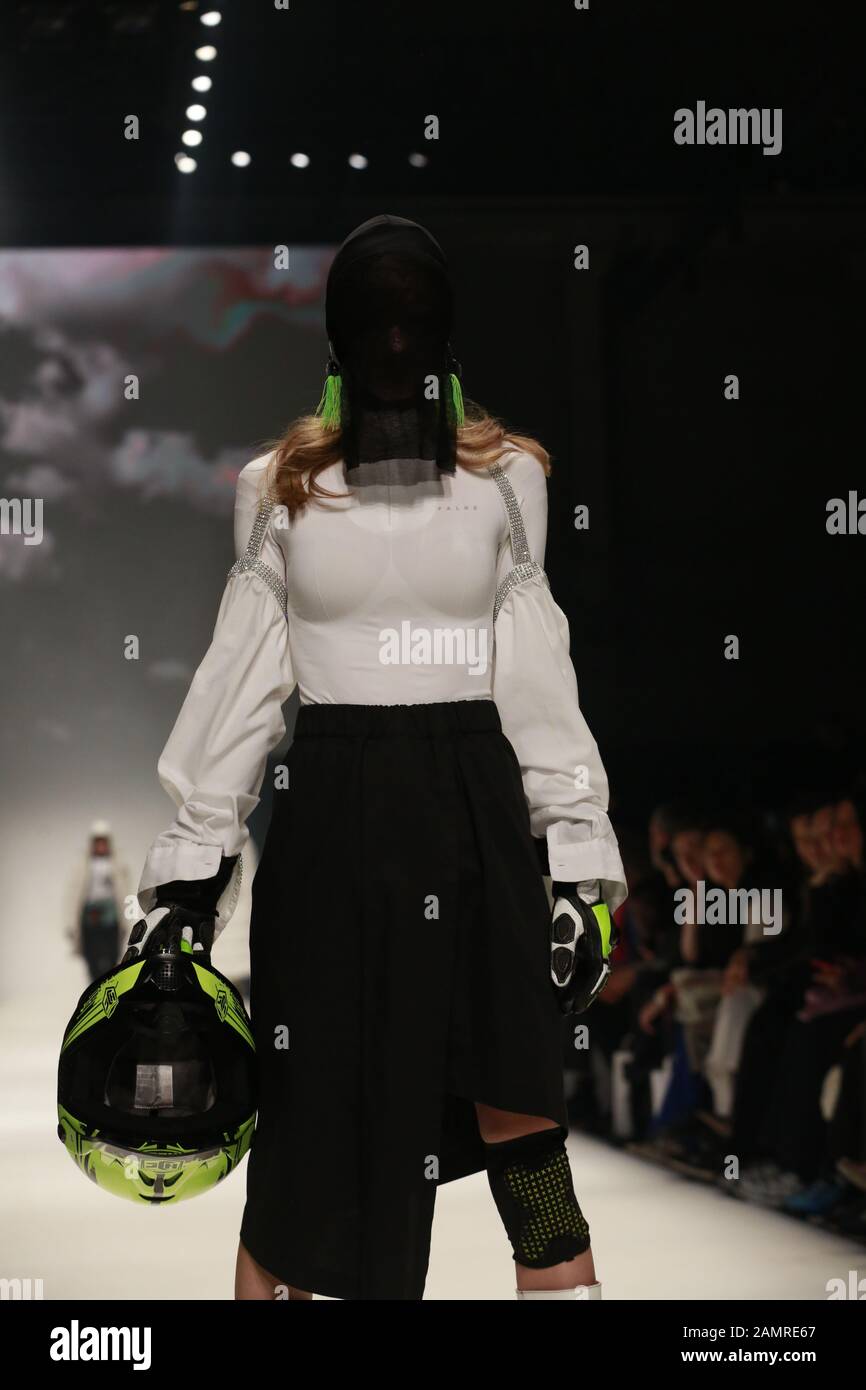 Germania, Berlino, 01/14/2020. Neonyt multi-brand guarda le collezioni alla Mercedes-Benz Fashion Week (MBFW) autunno / inverno 2020 a Kraftwerk Berlino a Berlino-Mitte. Il Neonyt Fashion Show mostra i migliori pezzi di etichette nazionali e internazionali di moda sostenibile, messi insieme in un curato multi-brand look. Colma il divario tra il mondo della moda e i consumatori e la loro pulsante 'Arte Di Assemblaggio', rompendo così le tradizioni dei classici sfilate di moda. Foto Stock