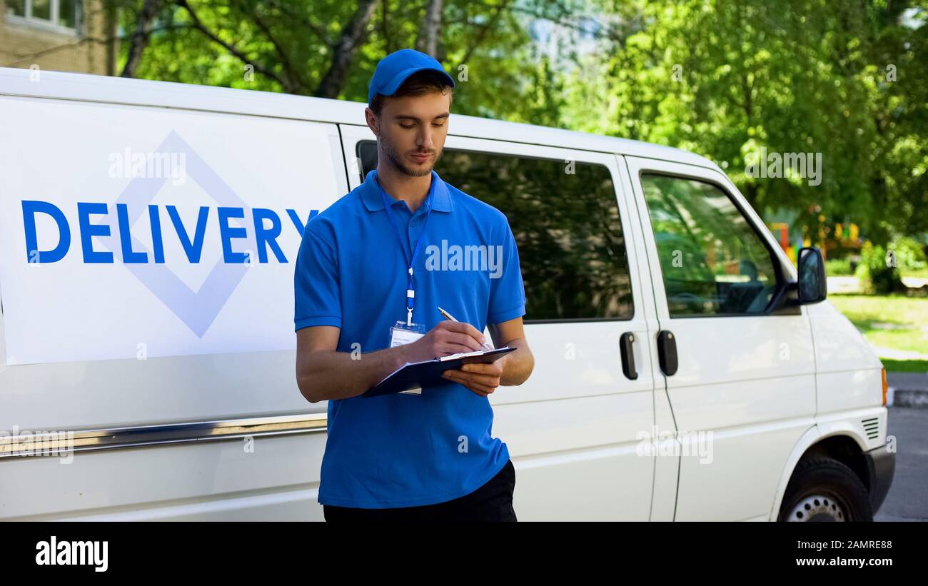 Servizio di consegna lavoratore che riempie la scheda di garanzia, lavoro part-time, occupazione Foto Stock