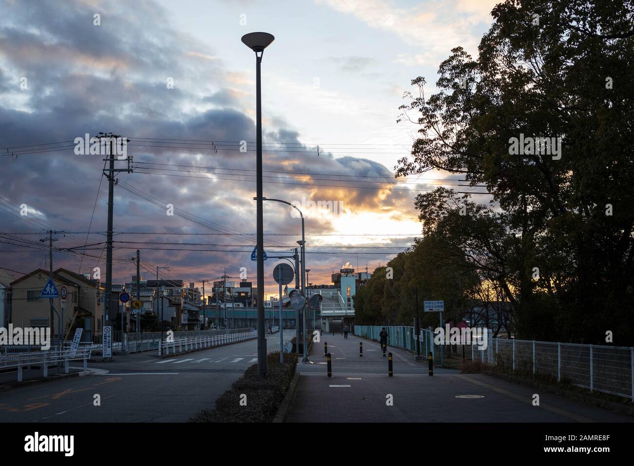 Higashikakogawa, Giappone - 10 gennaio 2020: Belle nuvole e tramonto nella tranquilla città giapponese Foto Stock