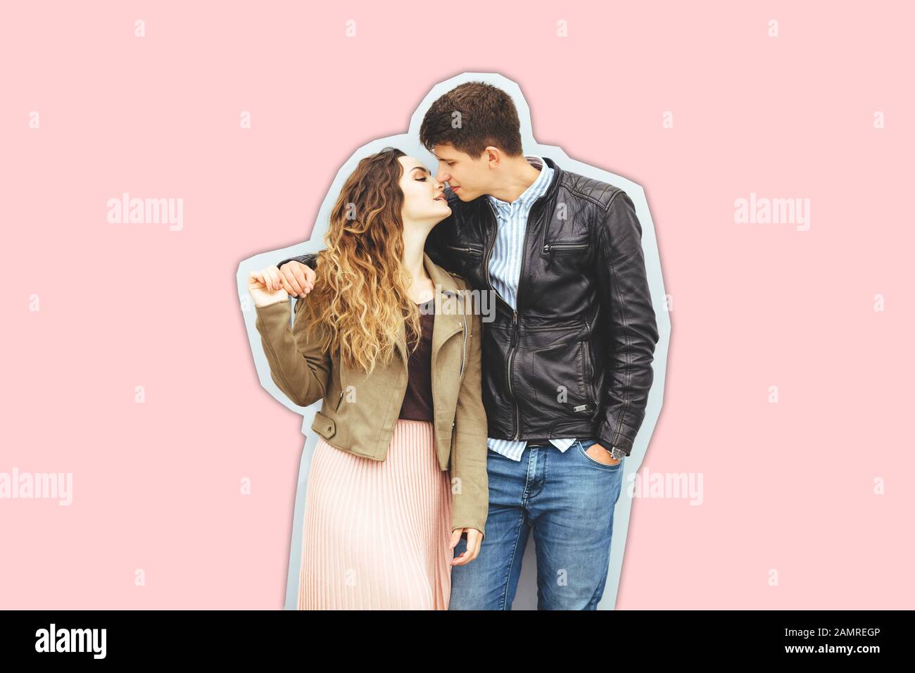 Felice coppia amorevole isolato su sfondo rosa, immagine elegante, buon umore, bacio nell'amore. Concetto di San Valentino. Foto Stock