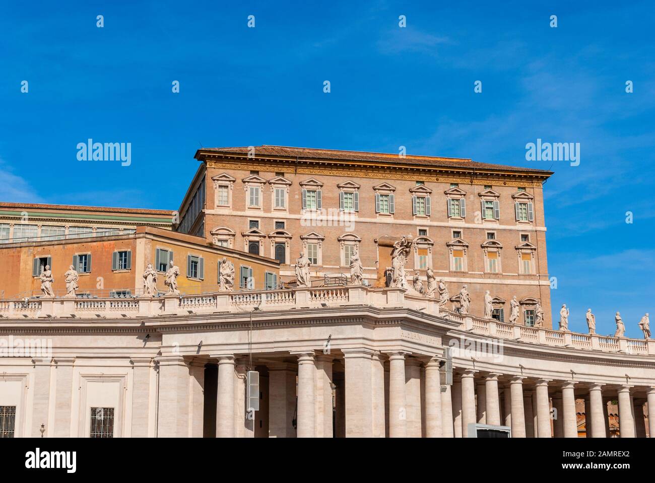 La Basilica di San Pietro sul cielo blu sullo sfondo. Vaticano, Italia Foto Stock