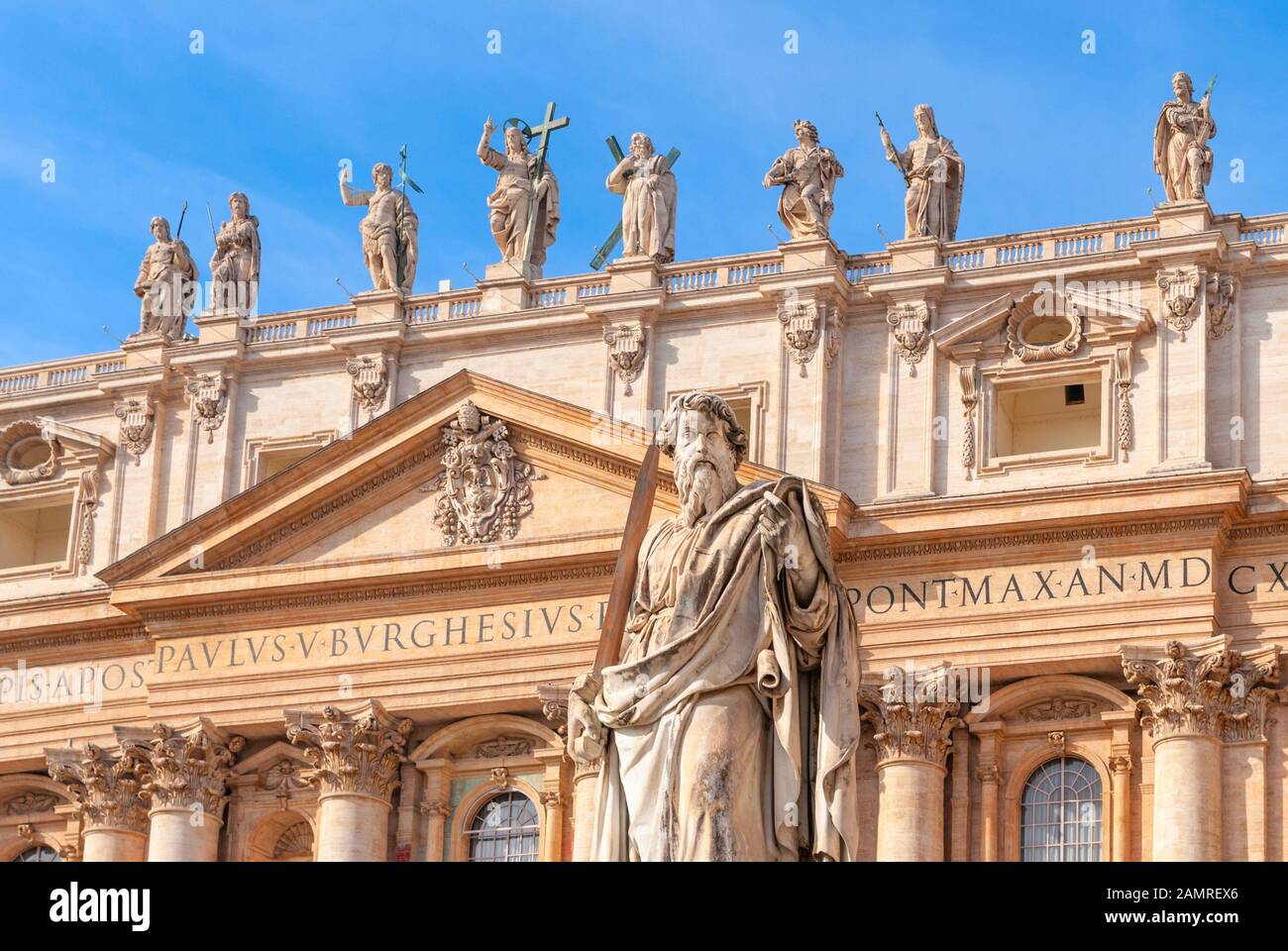 Statua dell'apostolo Paolo in Piazza San Pietro con cielo blu, Roma, Italia Foto Stock