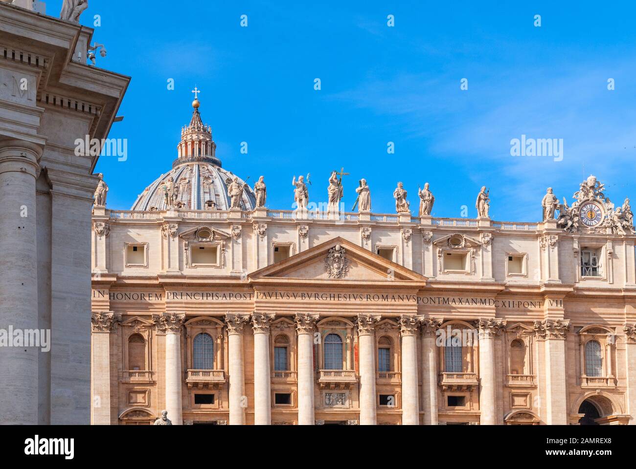 La Basilica di San Pietro sul cielo blu sullo sfondo. Vaticano, Italia Foto Stock