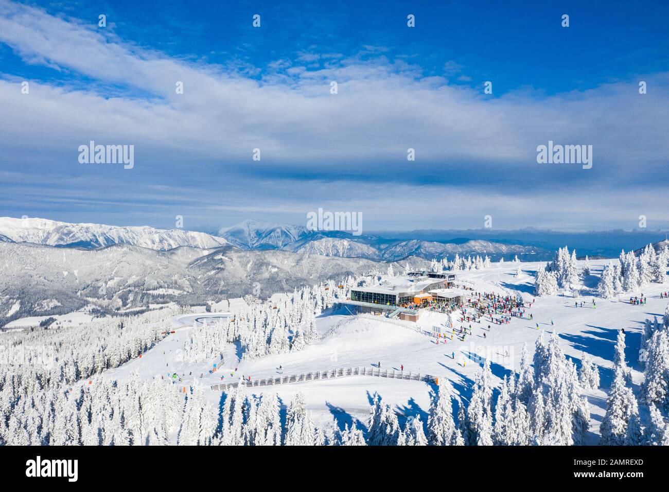 Panoramica della regione sciistica di Stuhleck Semmering durante l'inverno. Montagne coperte di neve fresca. Foto Stock