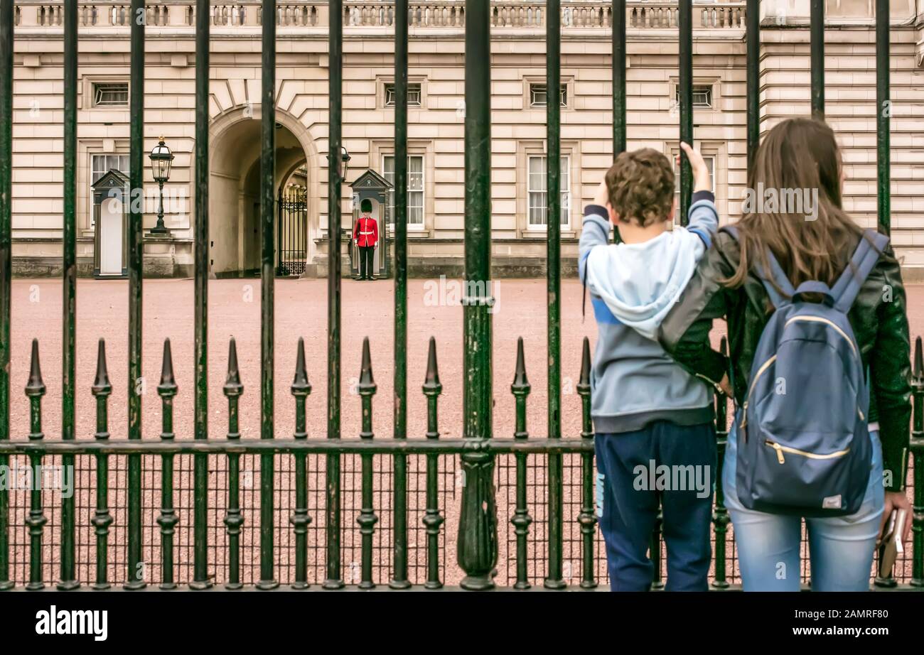 Guarda la Guardia a Buckingham Palace, Londra, Regno Unito Foto Stock