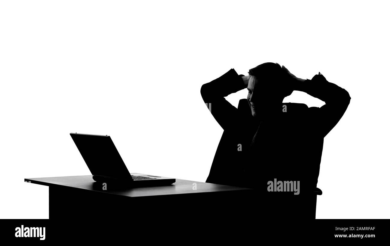 Silhouette in bianco e nero di uomo che legge buone notizie sul laptop, risultato di successo Foto Stock