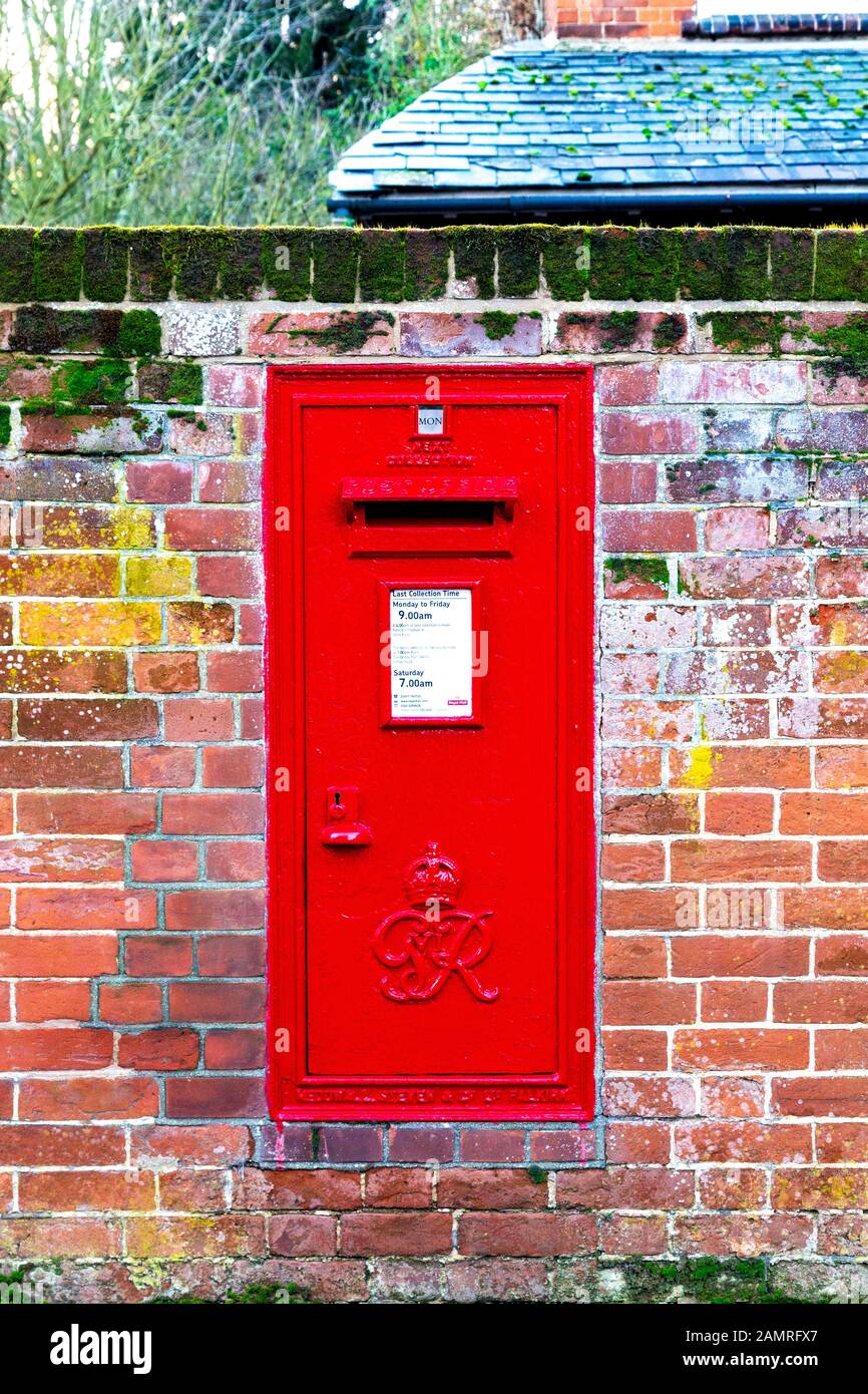 Box per posta rossa integrato a Cambridge, Regno Unito Foto Stock