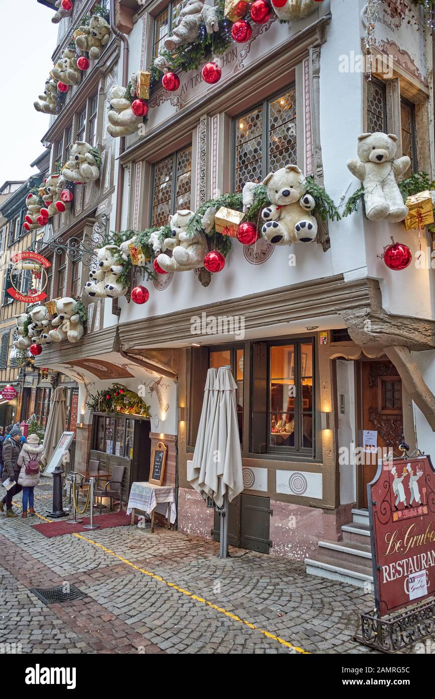 Strasburgo, Francia - 2 gennaio 2020: Casa orsacchiotto, il simbolo di una volta dei migliori mercatini di natale Foto Stock
