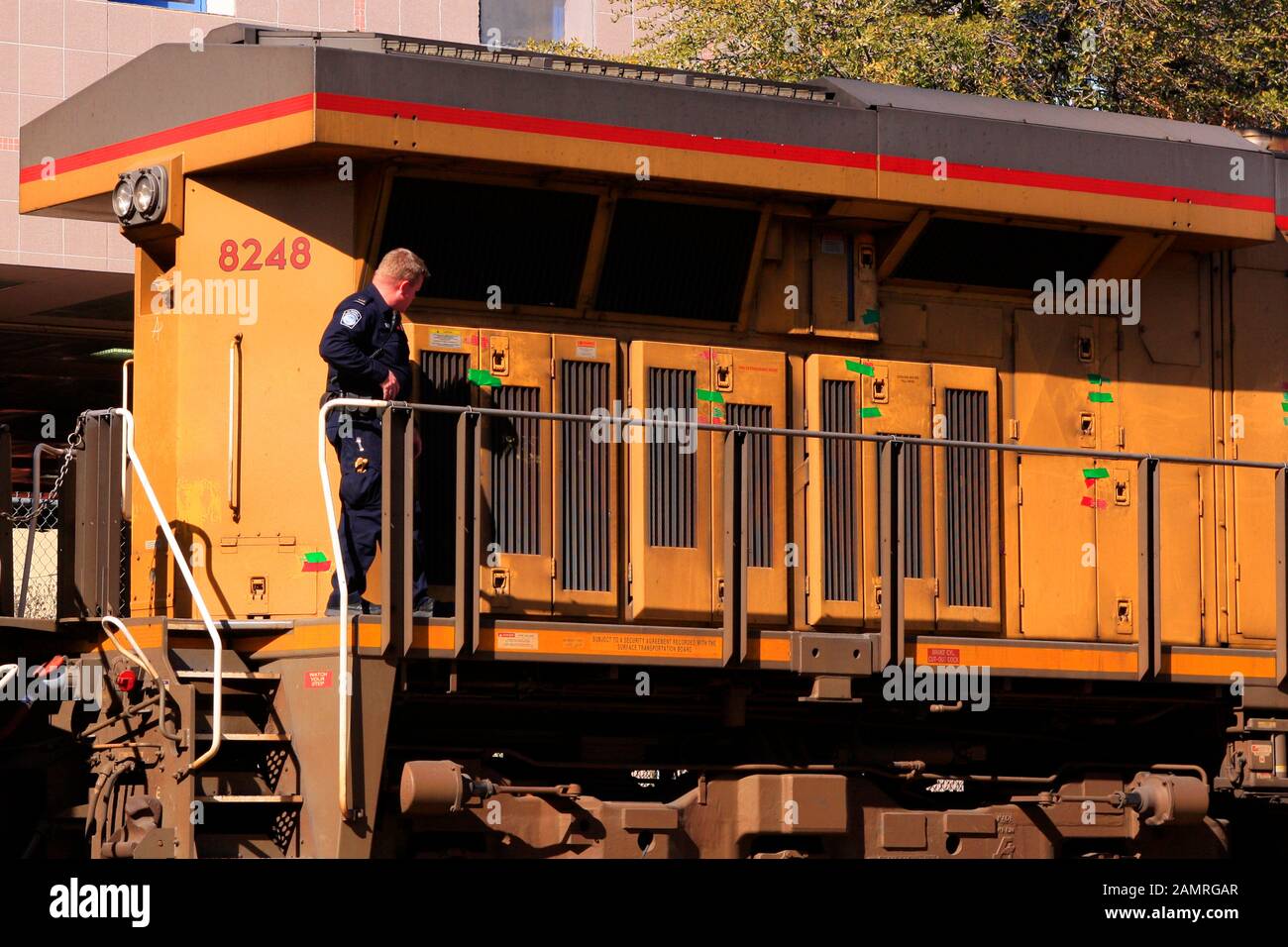 Agente di protezione delle dogane e Delle Frontiere degli Stati Uniti che controlla tutte le serrature del compartimento su una locomotiva Amtrak mentre passa attraverso il confine USA-Messico in No Foto Stock