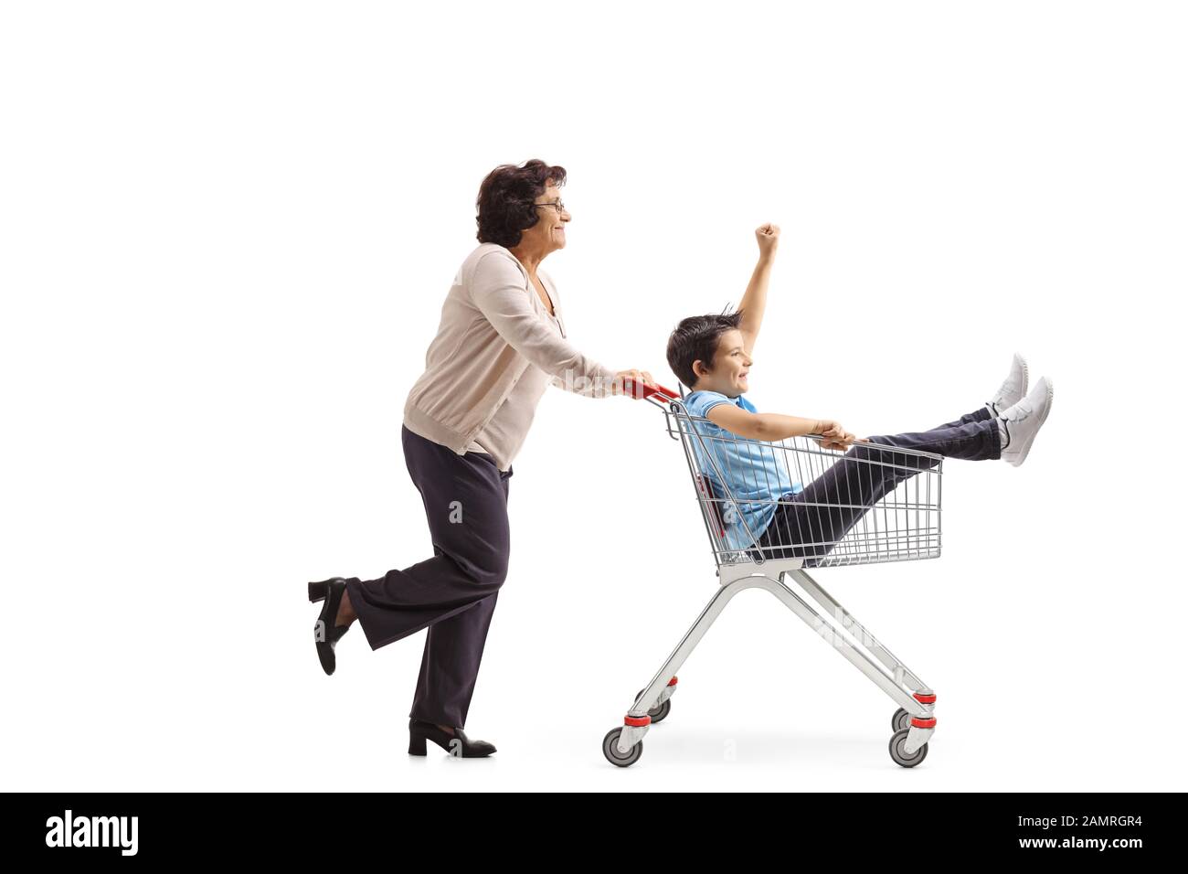 Nonna spingendo suo nipote in un carrello isolato su sfondo bianco Foto Stock