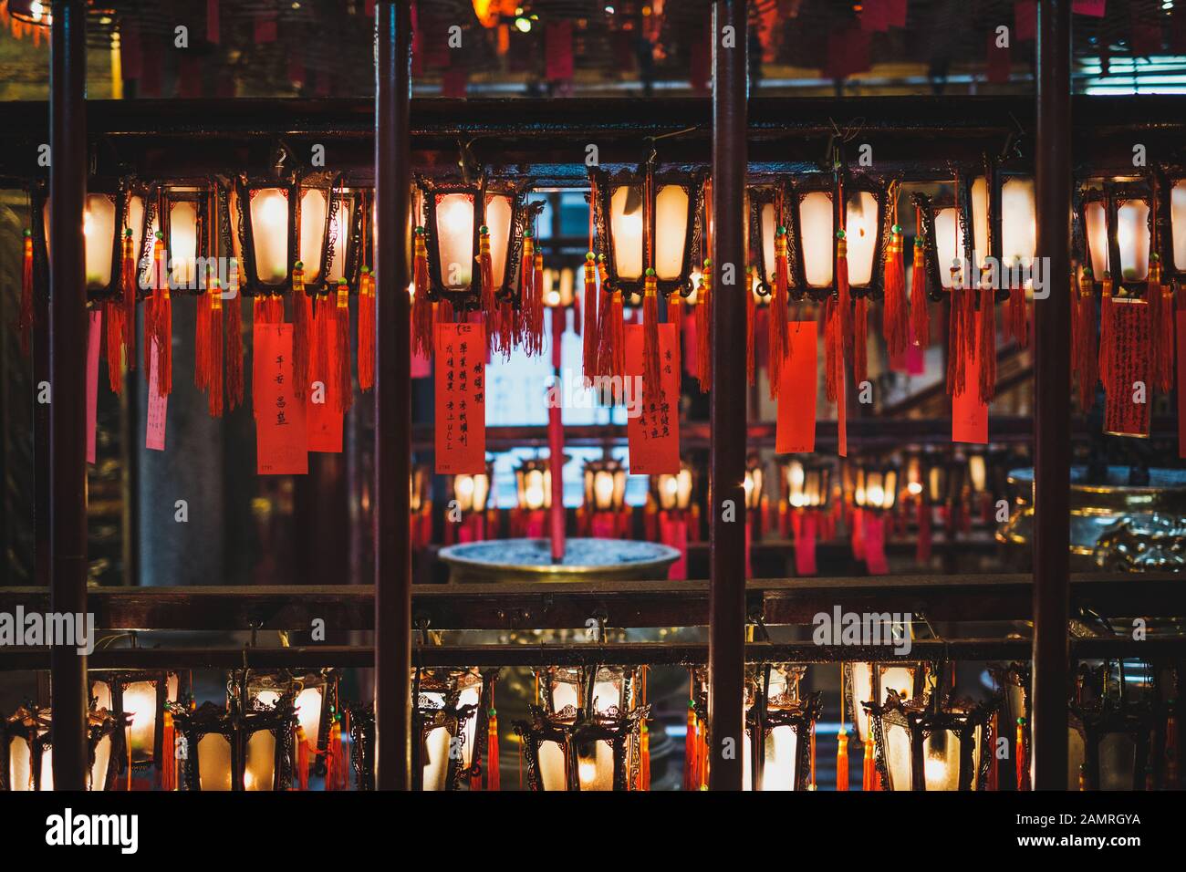 Lanterna all'interno del vecchio tempio cinese (tempio Man Mo) di Hong Kong Foto Stock