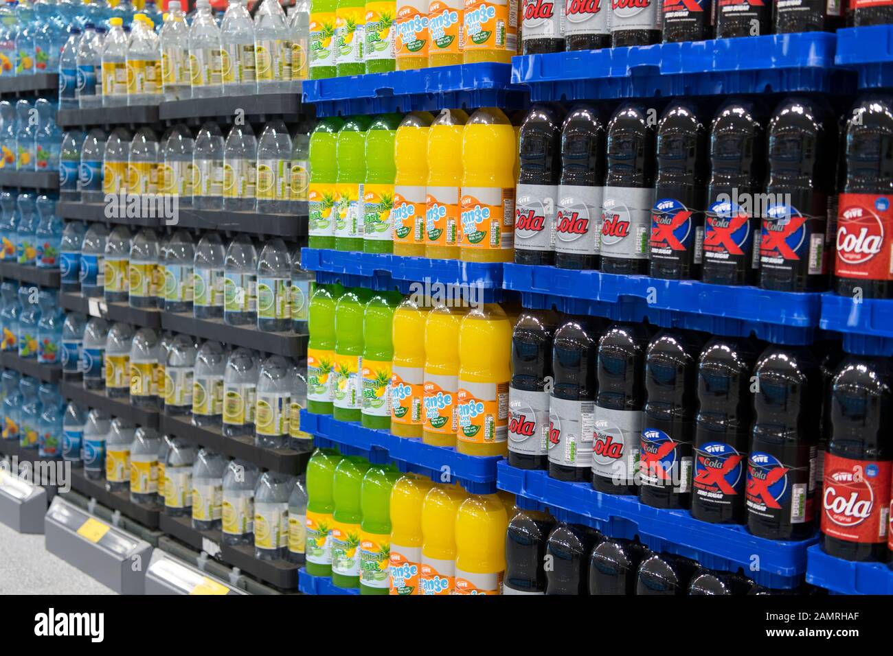 Fizzy zucchero bevande in vendita in un supermercato del Regno Unito. Foto Stock
