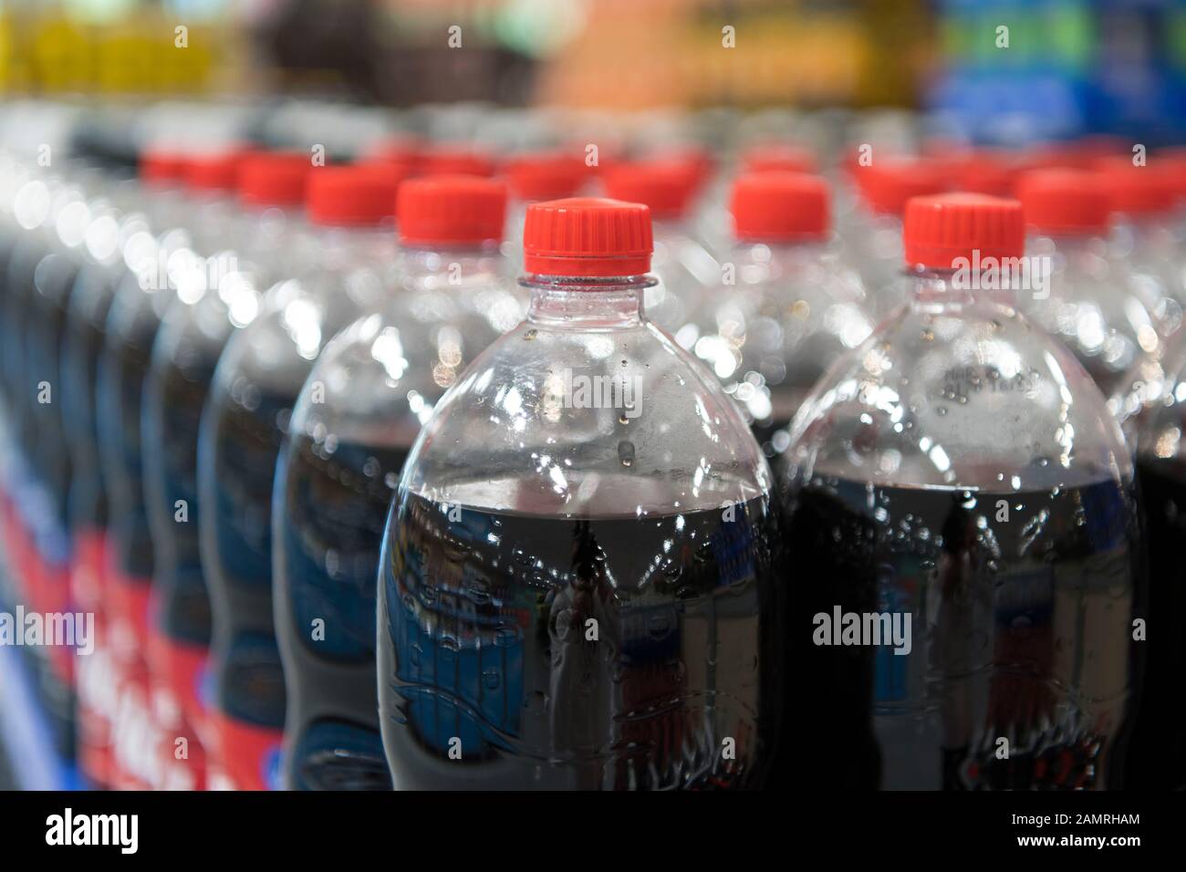 Fizzy zucchero bevande in vendita in bottiglie di plastica in un supermercato del Regno Unito. Foto Stock