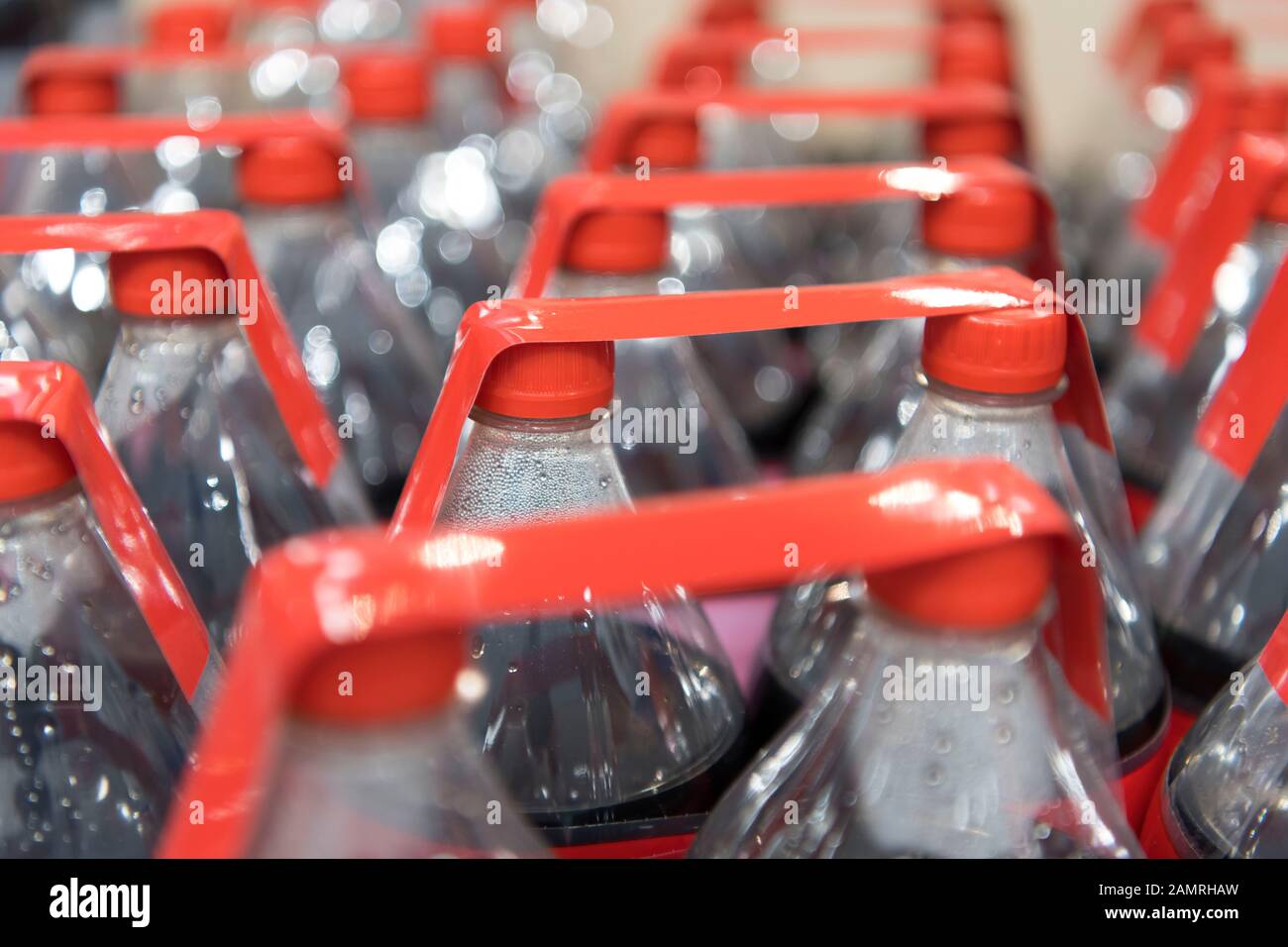 Coca Cola bottiglie in vendita in un supermercato del Regno Unito. Foto Stock