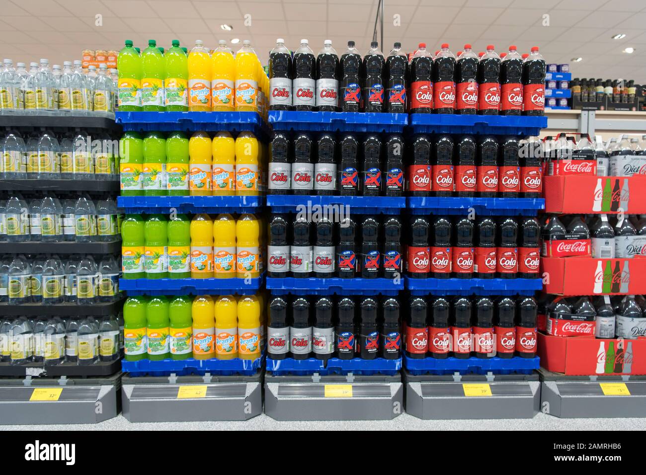 Fizzy zucchero bevande in vendita in un supermercato del Regno Unito. Foto Stock