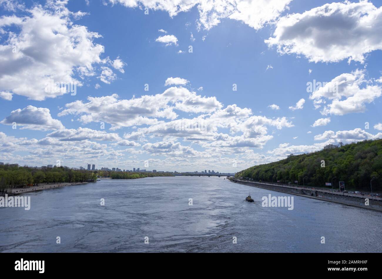 Ampio fiume in una grande città. Fiume Dnieper A Kiev. Grande e ampio fiume. Il fiume divide la città in due. Foto Stock