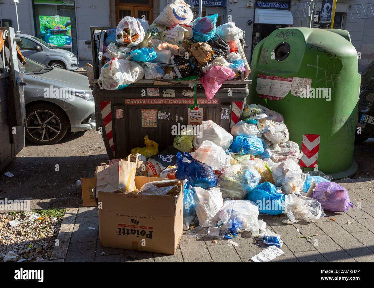 I rifiuti che traboccano dai cassoni di raccolta nel quartiere Prenestina di Roma Foto Stock