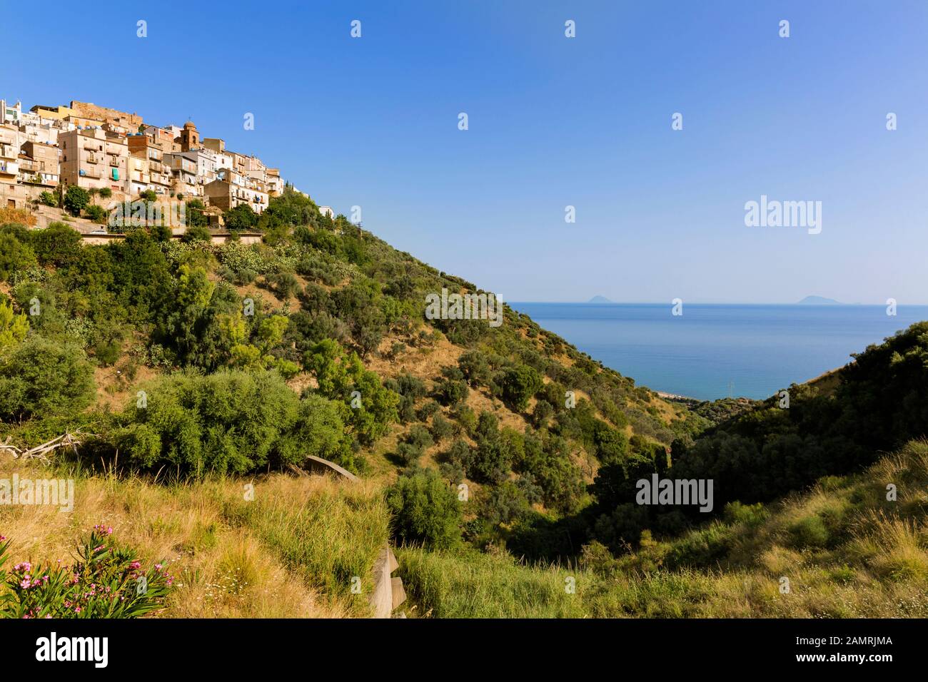 Vista del mare blu e delle isole Eolie dal borgo medievale collinare di Caronia, Messina, Sicilia, Italia. Foto Stock