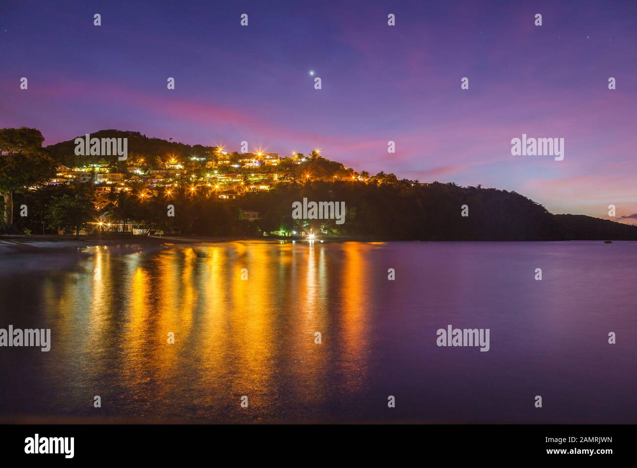 Il coloratissimo tramonto cielo su Anse spiaggia dell’Ane e la tranquilla baia con il pacifico mare caraibico, l’isola della Martinica, le Antille Olandesi, le Antille Olandesi e le Antille Olandesi Foto Stock