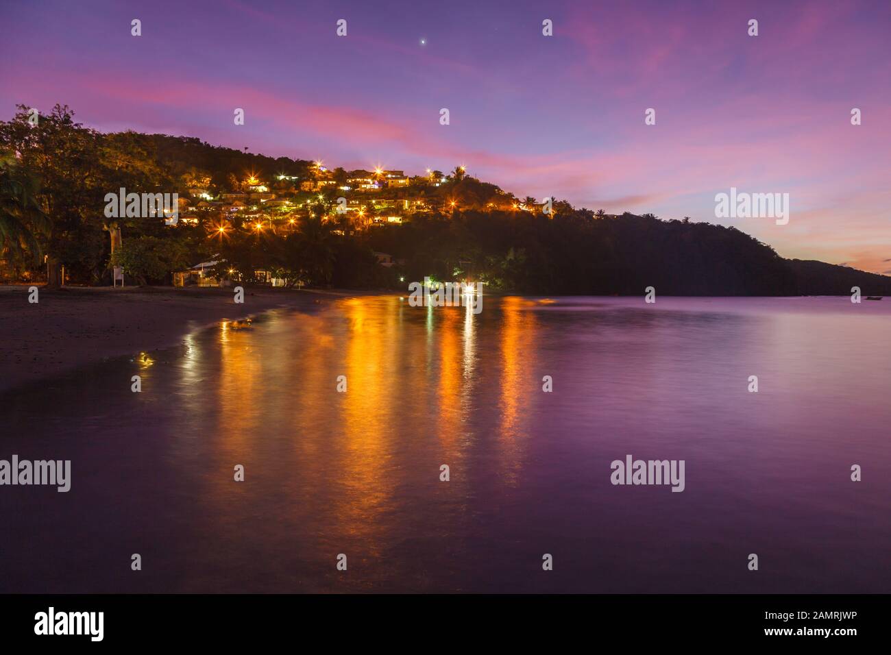 Vista del paesaggio di Anse a l’Ane spiaggia e baia calma al tramonto colorato con pacifico mare caraibico, isola della Martinica, Indie Occidentali, Antille minori Foto Stock