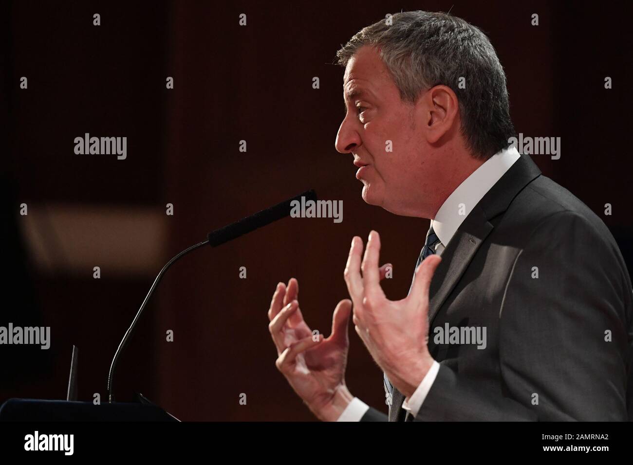 Il sindaco di New York Bill de Blasio partecipa a un rally per dare il via alla campagna di conteggio Completo Del Censimento di New York 2020, il 14 gennaio 2020, presso la New York University di Ne Foto Stock