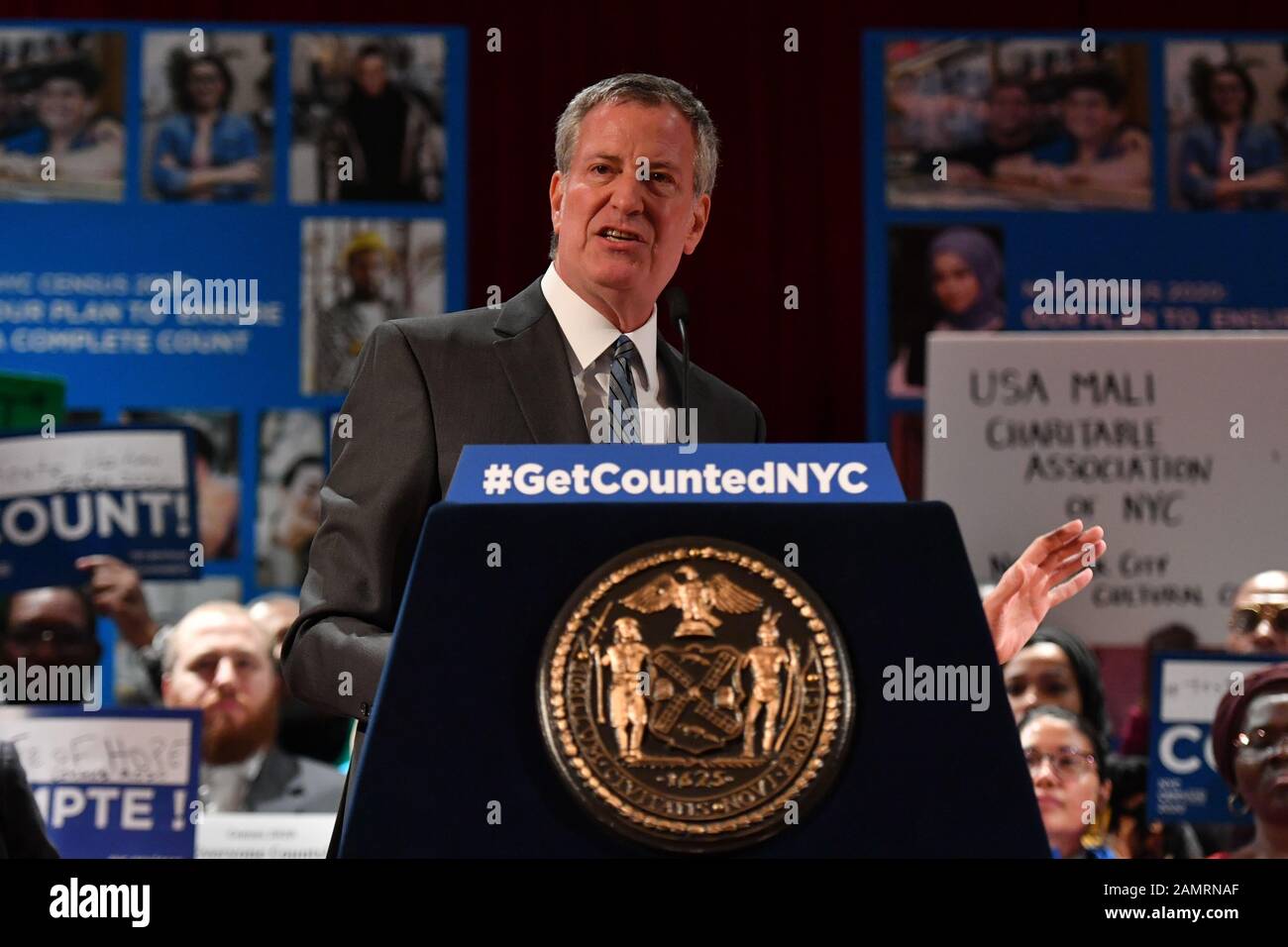Il sindaco di New York Bill de Blasio partecipa a un rally per dare il via alla campagna di conteggio Completo Del Censimento di New York 2020, il 14 gennaio 2020, presso la New York University di Ne Foto Stock